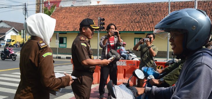 Peringati Hari Anti Korupsi Internasional, Kejaksaan Negeri  Kab. Karanganyar bagi-bagi Kaos dan Payung