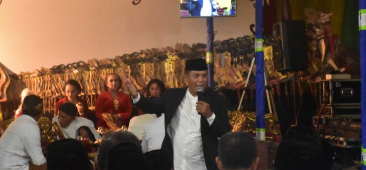 Bupati Kasih Bantuan Untuk Sepak Bola Bathok Agar Moncer