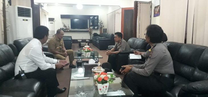 Dua Jam, Dua Audiensi