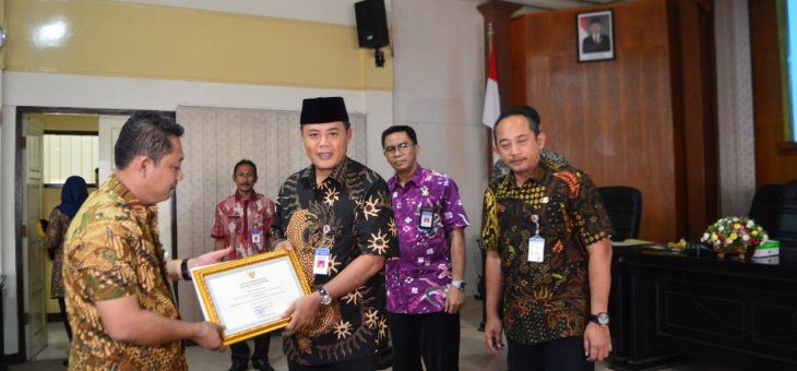 Penyerahan SK Bupati Karanganyar Tentang Pemberhentian Kepala Desa (Kades) Dan Pemberian Penghargaan Oleh Bupati Karanganyar