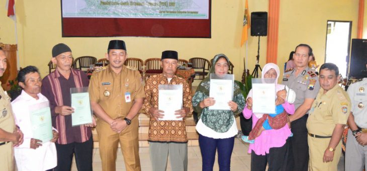 Penyerahan Sertifikat Hak Atas Tanah di Balai Desa Kalisoro, Tawangmangu