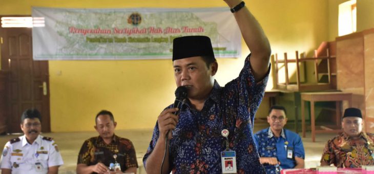 Pembagian Sertifikat Tanah Kabupaten Karanganyar dalam Program PTSL Desa Lempong Kecamatan Jenawi Tahun 2018.