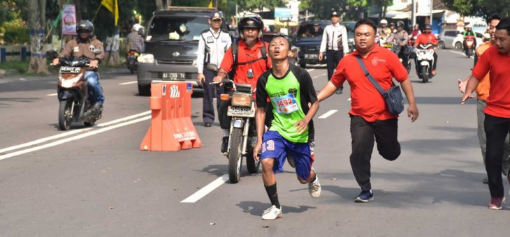 Wisnu, Juara Pertama Kategori SMP Putra Pada Lomba Lari 10 K di HTU DPRD Karanganyar Ke-68