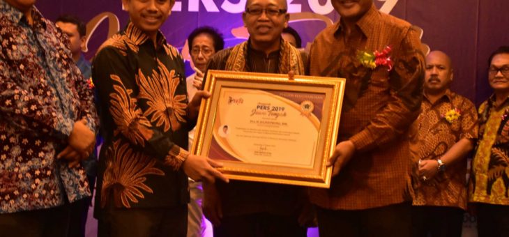 Anugerah Pers Dari Persatuan Wartawan Indonesia (PWI) Kepada Bupati Karanganyar