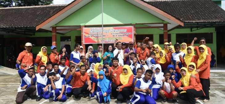 Wakil Bupati dan Ketua DPRD Kab. Karanganyar mengikuti senam bersama di SLBN Karanganyar