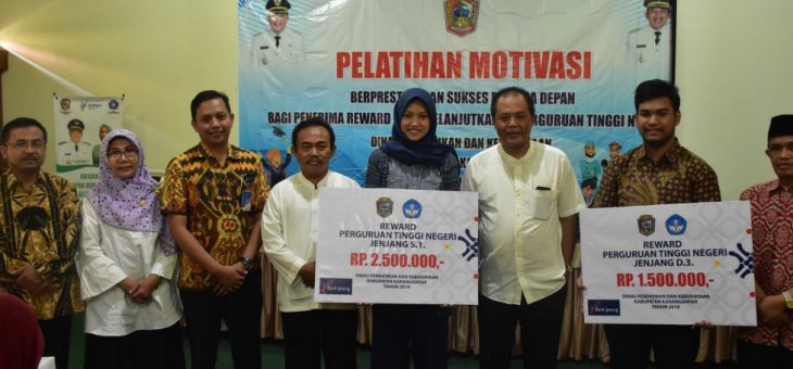 Bupati Karanganyar Berikan Reward Bagi Mahasiswa Asal Karanganyar Yang Diterima Di Perguruan Tinggi Negeri