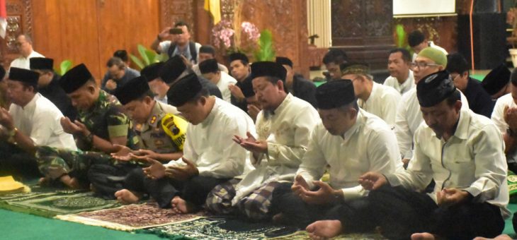 Bupati Karanganyar Gelar Sholat Isya’ Berjama’ah Dan Do’a Bersama Jelang Pemilu 2019