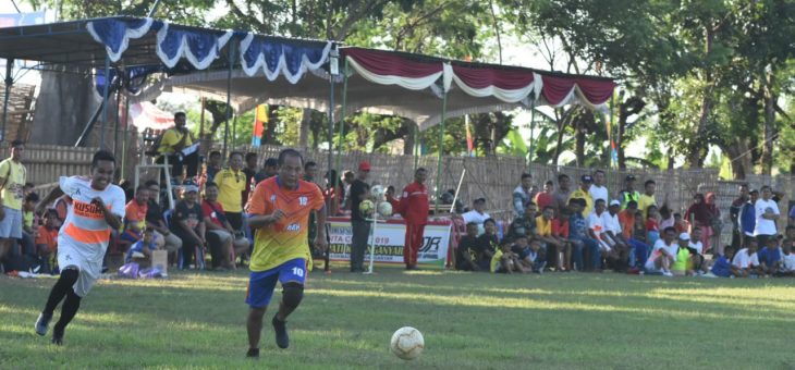 Pertandingan Persahabatan Bupati Karanganyar Melawan Tim Perangkat Kecamatan Tasikmadu