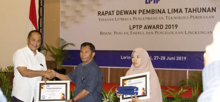 Koperasi Karya Manunggal Jumapolo dan Himpunan Tani Mudi Makmur Jatiyoso terima penghargaan dari  LPTP