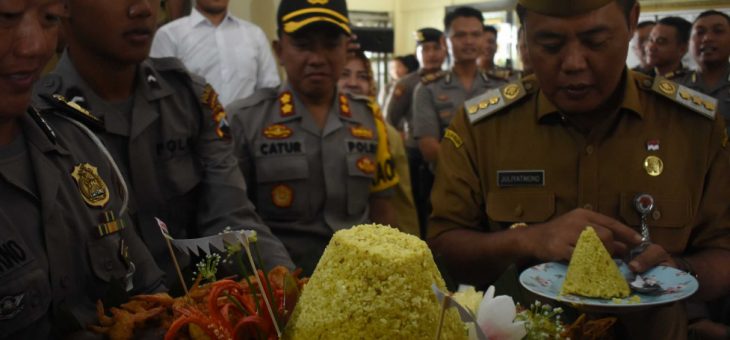 Saat Pimpin Rapat Bupati Dijemput Paksa Polisi, Sampai Di Lobby Di Nyanyikan Selamat Ulang Tahun
