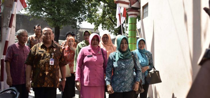 Ketua PKK Karanganyar, Kunjungi Janda Veteran