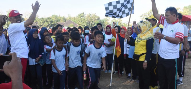Ratusan Pelajar Mengikuti Senam Sehat dan Jalan Santai di Lapangan Ngijo Tasikmadu