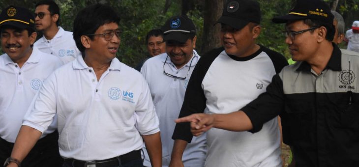 Jalan Sehat bersama Bupati Karanganyar, Rektor dan Mahasiswa UNS di Hutan Bromo