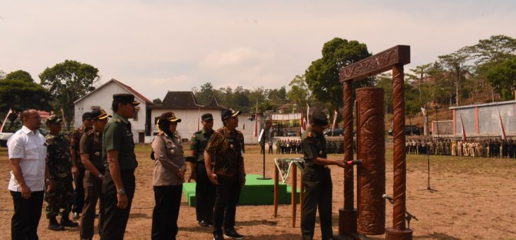 Upacara Penutupan TMMD di Lapangan Desa Salam, Karangpandan