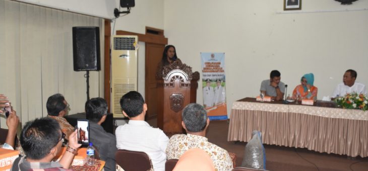 Pemberian Bantuan Kepada Warga Karanganyar Pengungsi Wamena Papua