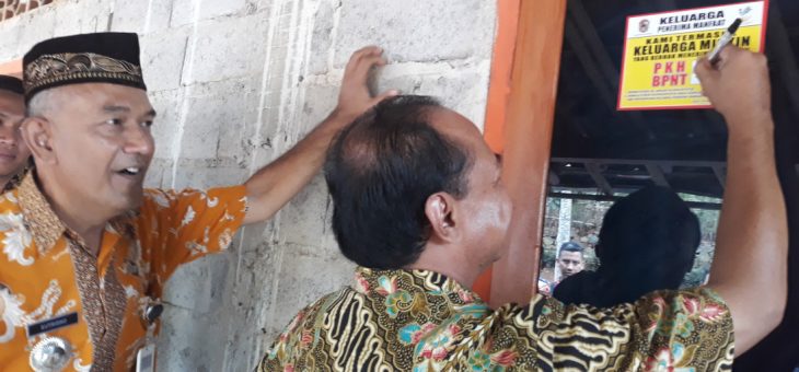 Launching Pemasangan Stiker Keluarga Miskin Di Desa Pojok, Mojogedang