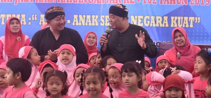2200 Anak TK Konser Angklung di Alun-Alun Karanganyar