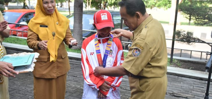 Penyerahan Mendali Perak Kepada Basral Grahito Utomo Dalam Ajang Skateboard Di Sea Games 2019