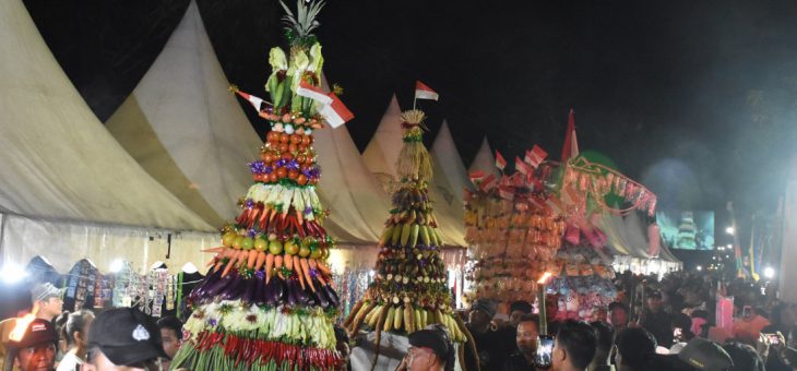 Ratusan Warga Berebut Gunungan Dalam Napak Tilas Perjanjian Giyanti di Karanganyar
