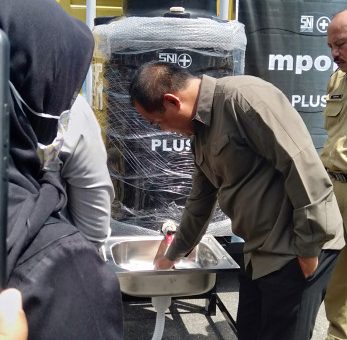 Penyerahan Bantuan 30 Unit Tangki Air Oleh PT Bangun Indopralon