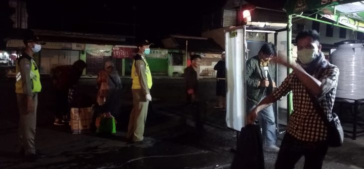 Forkompinca Matesih Lakukan Spraying Kepada Penumpang Bus Jakarta