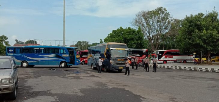 Pembubaran Puluhan Bus Pariwisata Oleh Polres Karanganyar