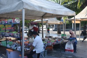 Para PKL menata dagangannya di Taman Pancasila