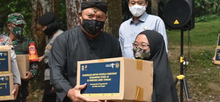 Penyerahan Bantuan Kepada Parekraf Karanganyar