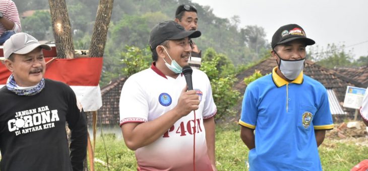Laga Amal Antara Tim Sepak Bola P4GN Melawan Karang Taruna Desa Balong Kec. Jenawi