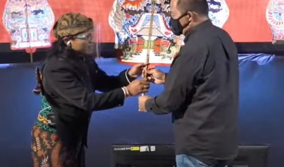 Spektakuler, Wayang Dalang Tiga Negara Pentas Secara Virtual