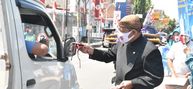 Bupati Karanganyar dan Ketua PKK Bagikan 1000 an Masker di Depan Rumah Dinas Bupati