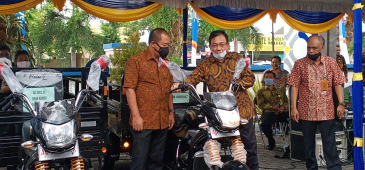 Penyerahan Bantuan Kendaraan Roda Tiga Program Sampah Tuntas Tingkat Pedesaan