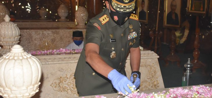 HUT TNI Ke-75, Ziarah Ke Makam Soeharto