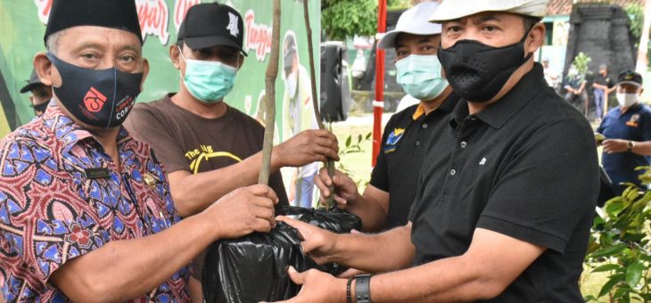 Hijaukan Jalur Ngipik, Karangpandan, Bupati dan Wakil Bupati Tanam Pohon Buah-Buahan