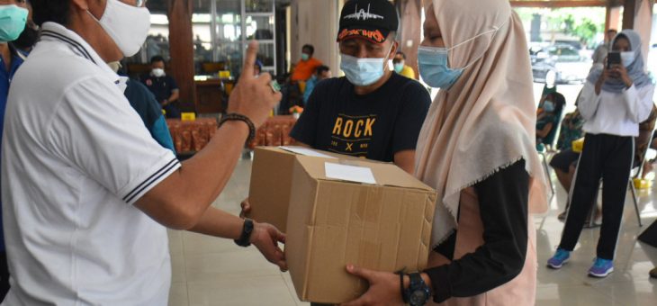 Penyerahan Bantuan Bagi Warga Karanganyar Korban Gempa Bumi Di Mamuju, Sulawesi Barat