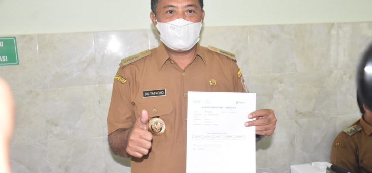 Forkompinda Di Suntik Vaksin Kedua di Puskesmas Karanganyar. Bupati Nyatakan Vaksin Aman dan Tidak ada Efek Sampiung