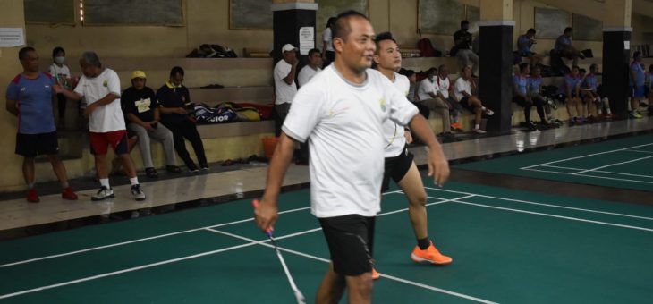 Bupati Bermain Bulutangkis Dengan SIWO