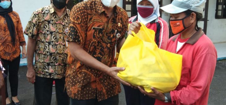 Bupati Karanganyar Bagikan 500 Paket Sembako