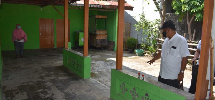 Kunjungi Warga Isolasi Mandiri (Isoman) di Kecamatan Karanganyar, Bupati Drs. H. Juliyatmono, M.M Memberi Susu, Jamu dan Semangat