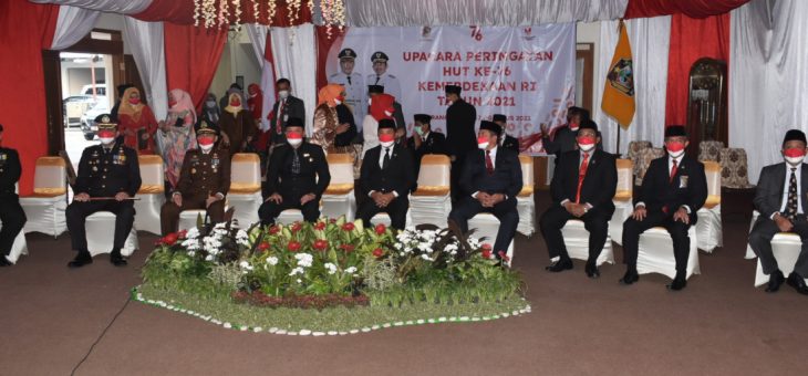 UPACARA PENURUNAN BENDERA MERAH PUTIH, BUPATI DAN FORKOPIMDA IKUTI SECARA VIRTUAL