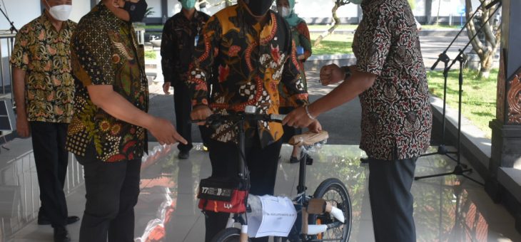 Purna Tugas, Asiten Perekonomian Setda Karanganyar Dapat Hadiah Sepeda Dari Bupati