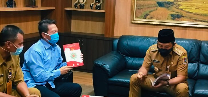 Pemberian Hibah Mushaf Merah Putih