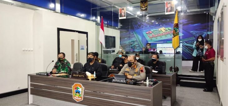 Bupati Karanganyar Bersama Jajaran Forkopimda Mengikuti Vidcon Rakor Penanganan Covid Soloraya dengan Menko Maritim dan Investasi secara virtual