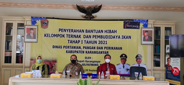 20 Kelompok Ternak/ Pembudidaya Ikan Terima Bantuan Pertanian