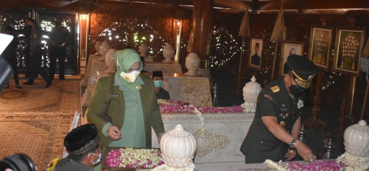 Peringati HUT ke-76 TNI, Pangdam IV Diponegoro Ziarah ke Astana Giribangun