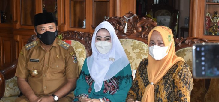 Rina Minta Pemimpin Harus Mau Menerima Kritikan