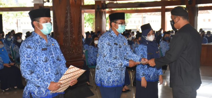 Ambil Sumpah Janji Dan Serahkan SK PNS DI Lingkup Pemkab Karanganyar, Bupati Juliyatmono Tegaskan ASN Harus BerAkhlak