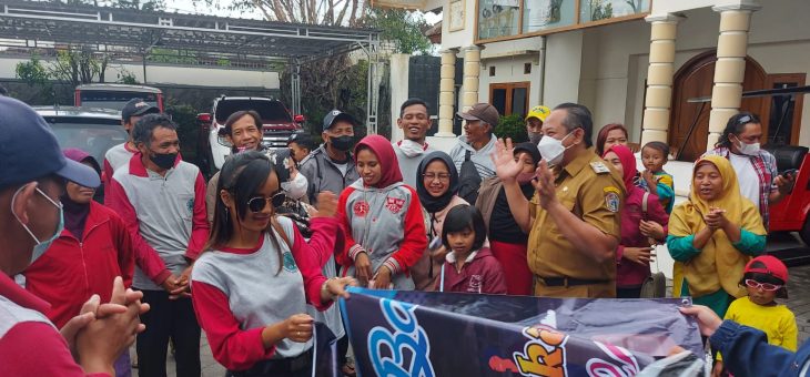 Mau Piknik Ke Jogja, Warga Poncot ‘Nggruduk’ Rumah Dinas Wakil Bupati