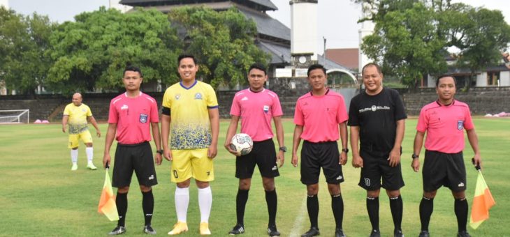 Laga Persahabatan Pemkab Karanganyar Melawan Pemkab Kendal Berlangsung Dramatis Ditengah Gerimis