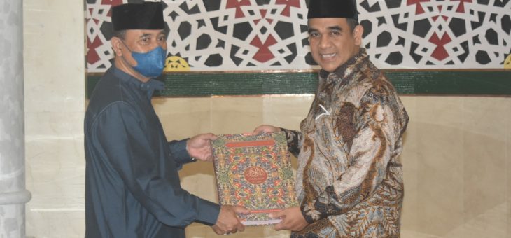 Kunjungi Masjid Agung Madaniyah, Wakil Ketua MPR RI Ahmad Muzani Sumbang Mushaf Qur’an